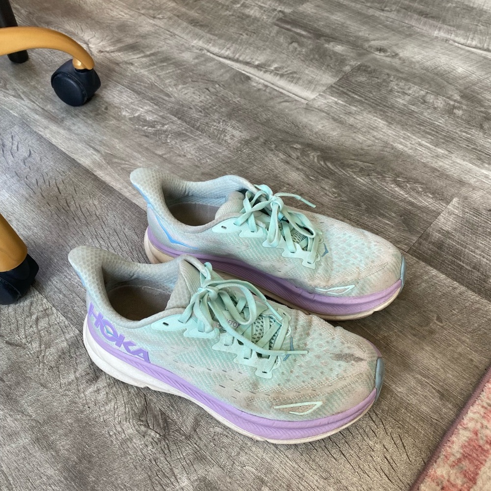 Hoka Clifton 9 Size 7.5 sneaker